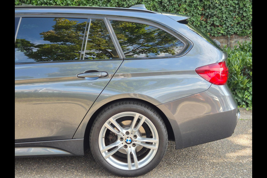 BMW 3 Serie Touring M Sport Dig.Teller Apple CarPlay Panorama LED Leder NAP Navi Pro GR Dealer onderhouden