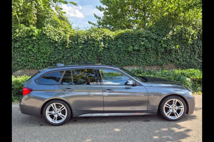 BMW 3 Serie Touring M Sport Dig.Teller Apple CarPlay Panorama LED Leder NAP Navi Pro GR Dealer onderhouden