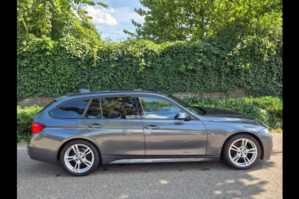 BMW 3 Serie Touring M Sport Dig.Teller Apple CarPlay Panorama LED Leder NAP Navi Pro GR Dealer onderhouden