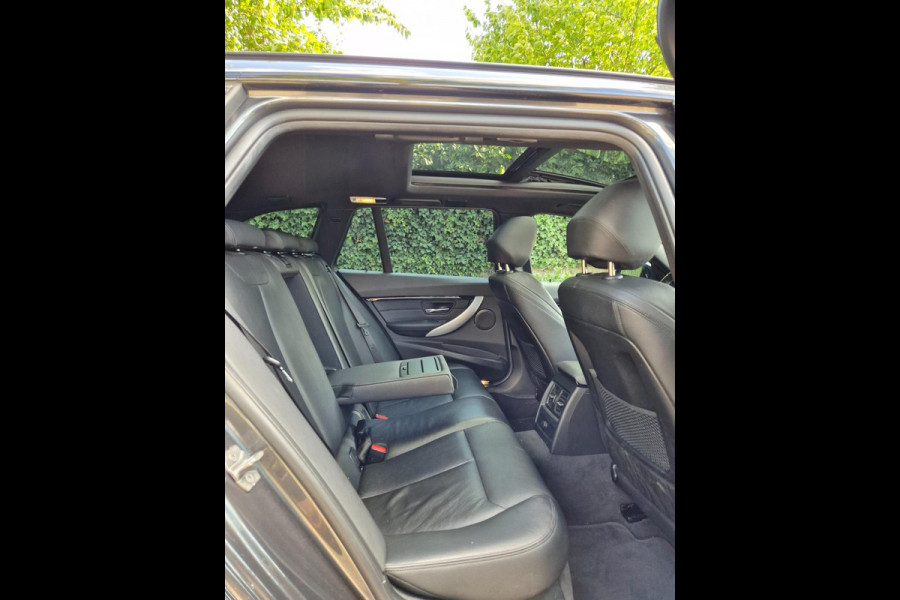 BMW 3 Serie Touring M Sport Dig.Teller Apple CarPlay Panorama LED Leder NAP Navi Pro GR Dealer onderhouden
