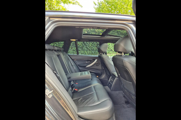 BMW 3 Serie Touring M Sport Dig.Teller Apple CarPlay Panorama LED Leder NAP Navi Pro GR Dealer onderhouden