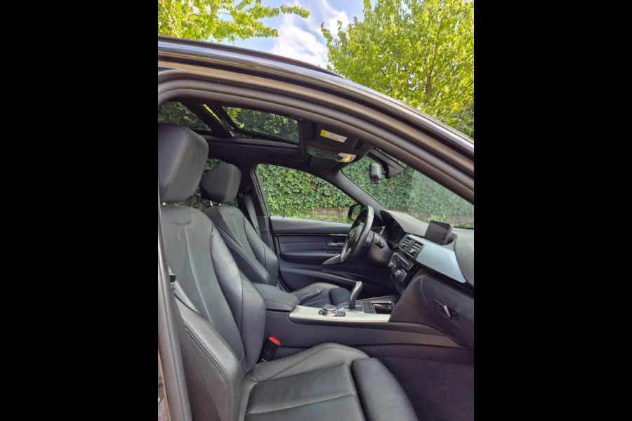 BMW 3 Serie Touring M Sport Dig.Teller Apple CarPlay Panorama LED Leder NAP Navi Pro GR Dealer onderhouden