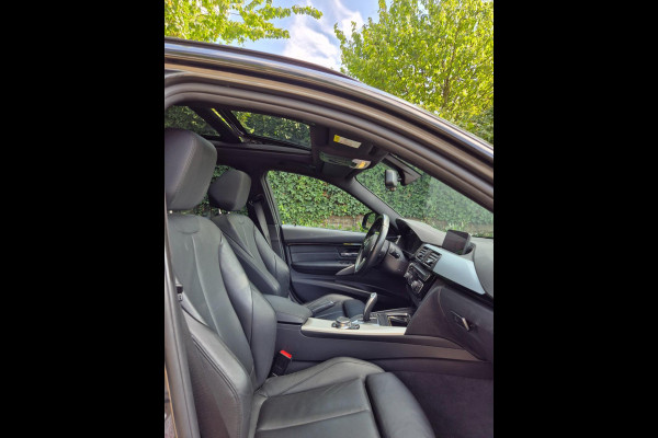BMW 3 Serie Touring M Sport Dig.Teller Apple CarPlay Panorama LED Leder NAP Navi Pro GR Dealer onderhouden