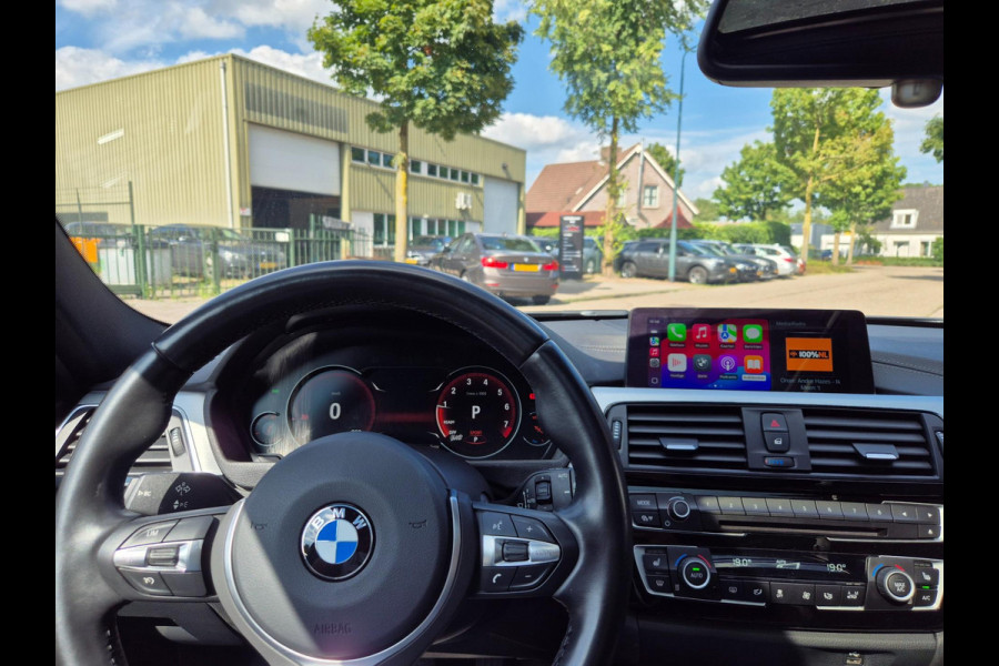 BMW 3 Serie Touring M Sport Dig.Teller Apple CarPlay Panorama LED Leder NAP Navi Pro GR Dealer onderhouden