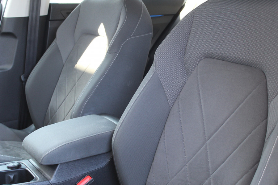 Volkswagen Golf 1.4 eHybrid Style | Elek. Trekhaak | Stoelverwarming | Dealer Ond.