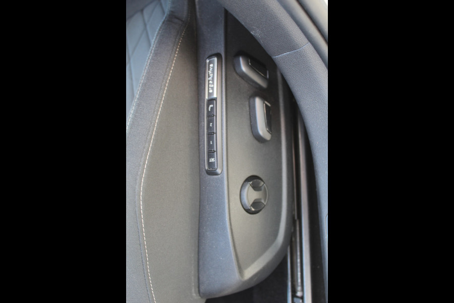 Volkswagen Golf 1.4 eHybrid Style | Elek. Trekhaak | Stoelverwarming | Dealer Ond.