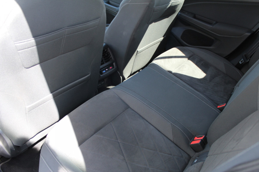 Volkswagen Golf 1.4 eHybrid Style | Elek. Trekhaak | Stoelverwarming | Dealer Ond.
