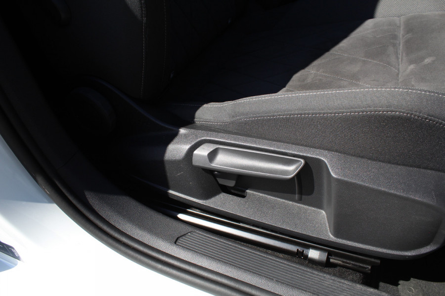 Volkswagen Golf 1.4 eHybrid Style | Elek. Trekhaak | Stoelverwarming | Dealer Ond.