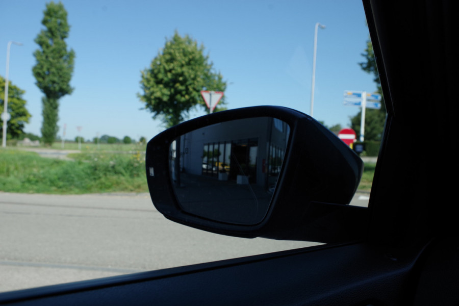 Volkswagen T-Roc 2.0 TSI 4Motion 190 PK Sport Automaat, *NL-AUTO*, Panoramadak, Winterpakket, Carplay, Camera, Beats-Audio