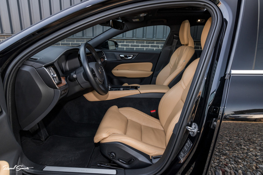 Volvo V60 2.0 T6 Plug-in hybrid AWD Plus Bright | Long Range | Beige nappa leder | Panoroma | Adaptieve cruise | Harman Kardon | Stoel ver