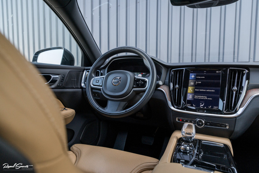 Volvo V60 2.0 T6 Plug-in hybrid AWD Plus Bright | Long Range | Beige nappa leder | Panoroma | Adaptieve cruise | Harman Kardon | Stoel ver