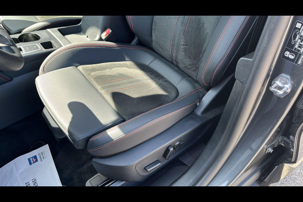Ford Kuga 2.5 PHEV ST-Line X | Wegklapbare trekhaak | Panoramadak | Winter Pack | Head up Display | All season banden