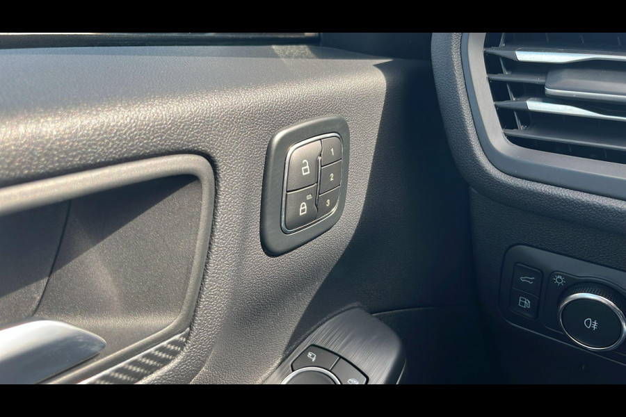 Ford Kuga 2.5 PHEV ST-Line X | Wegklapbare trekhaak | Panoramadak | Winter Pack | Head up Display | All season banden