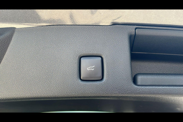 Ford Kuga 2.5 PHEV ST-Line X | Wegklapbare trekhaak | Panoramadak | Winter Pack | Head up Display | All season banden