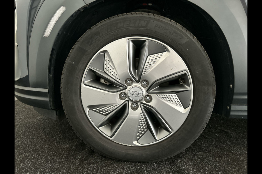 Hyundai Kona EV Premium 64 kWh | Lak in nieuwstaat! | Schuif/kanteldak | Lederen bekleding | Geventileerde en verwambare stoelen