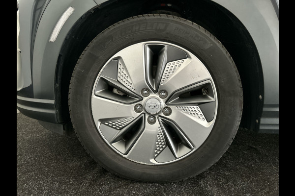 Hyundai Kona EV Premium 64 kWh | Lak in nieuwstaat! | Schuif/kanteldak | Lederen bekleding | Geventileerde en verwambare stoelen