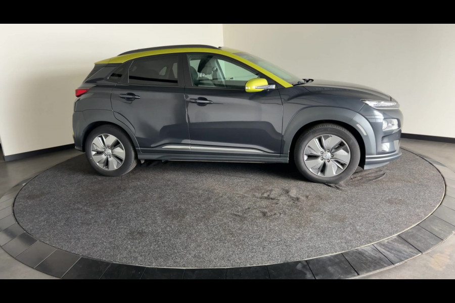 Hyundai Kona EV Premium 64 kWh | Lak in nieuwstaat! | Schuif/kanteldak | Lederen bekleding | Geventileerde en verwambare stoelen
