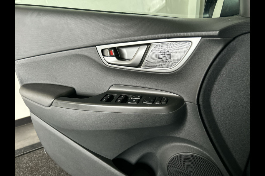 Hyundai Kona EV Premium 64 kWh | Lak in nieuwstaat! | Schuif/kanteldak | Lederen bekleding | Geventileerde en verwambare stoelen