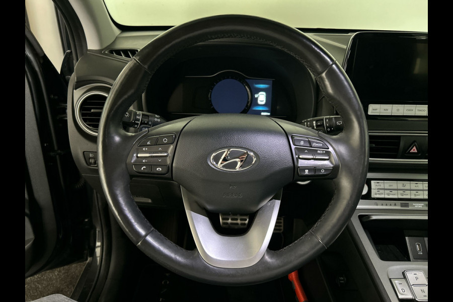 Hyundai Kona EV Premium 64 kWh | Lak in nieuwstaat! | Schuif/kanteldak | Lederen bekleding | Geventileerde en verwambare stoelen