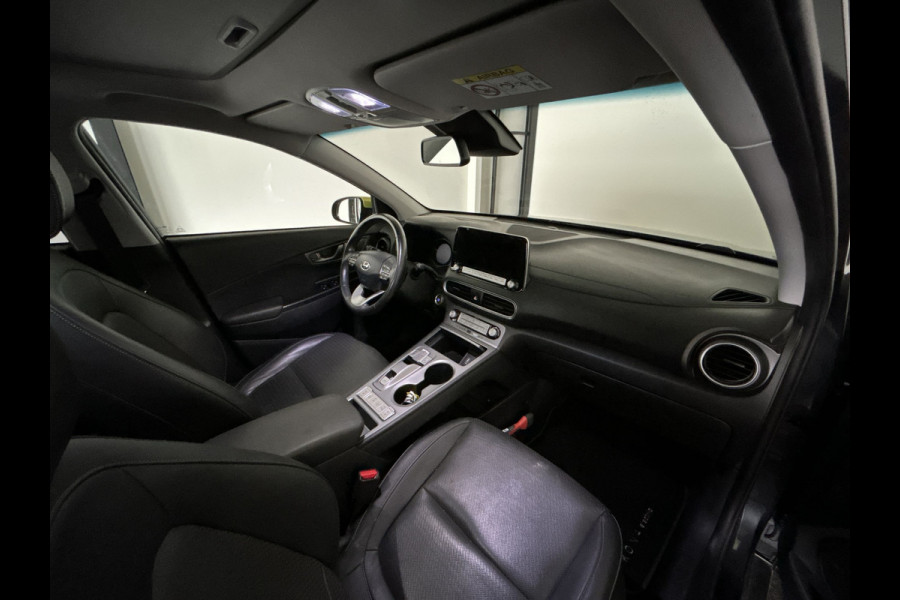 Hyundai Kona EV Premium 64 kWh | Lak in nieuwstaat! | Schuif/kanteldak | Lederen bekleding | Geventileerde en verwambare stoelen