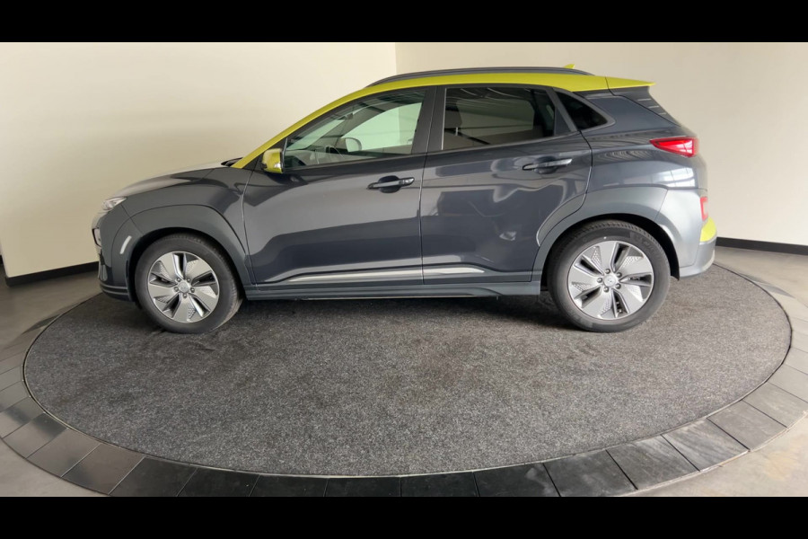 Hyundai Kona EV Premium 64 kWh | Lak in nieuwstaat! | Schuif/kanteldak | Lederen bekleding | Geventileerde en verwambare stoelen