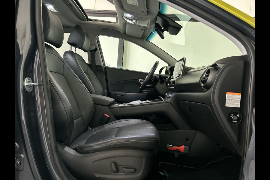 Hyundai Kona EV Premium 64 kWh | Lak in nieuwstaat! | Schuif/kanteldak | Lederen bekleding | Geventileerde en verwambare stoelen