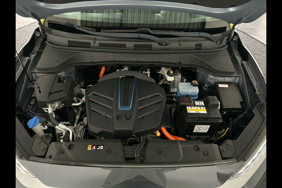 Hyundai Kona EV Premium 64 kWh | Lak in nieuwstaat! | Schuif/kanteldak | Lederen bekleding | Geventileerde en verwambare stoelen