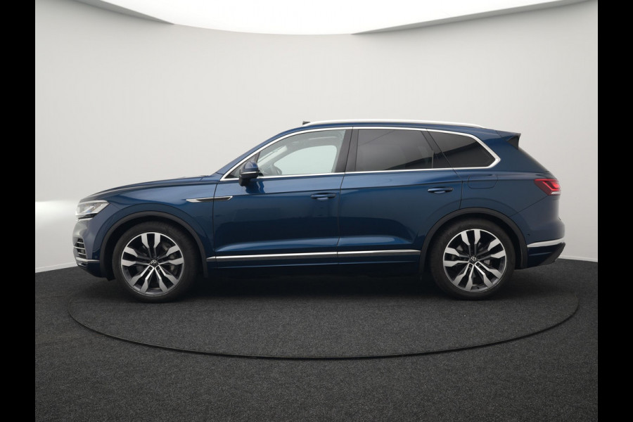 Volkswagen Touareg 3.0 TSi eHybrid 4MOTION Elegance Plug In Hybrid 381pk Dealer O.H PHEV | Panodak | Luchtvering | 21" L.M | Camera | Adaptive Cruise | Lederen Sportstoelen Verwarmd | Stuurverwarming | Navigatie | Virtual | DAB |