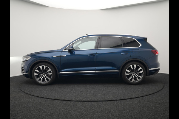 Volkswagen Touareg 3.0 TSi eHybrid 4MOTION Elegance Plug In Hybrid 381pk Dealer O.H PHEV | Panodak | Luchtvering | 21" L.M | Camera | Adaptive Cruise | Lederen Sportstoelen Verwarmd | Stuurverwarming | Navigatie | Virtual | DAB |