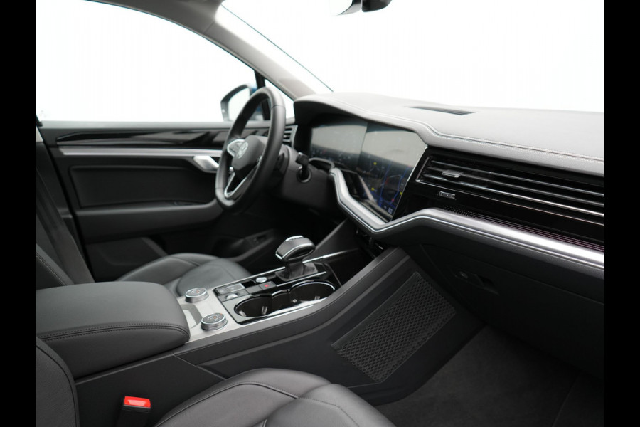 Volkswagen Touareg 3.0 TSi eHybrid 4MOTION Elegance Plug In Hybrid 381pk Dealer O.H PHEV | Panodak | Luchtvering | 21" L.M | Camera | Adaptive Cruise | Lederen Sportstoelen Verwarmd | Stuurverwarming | Navigatie | Virtual | DAB |