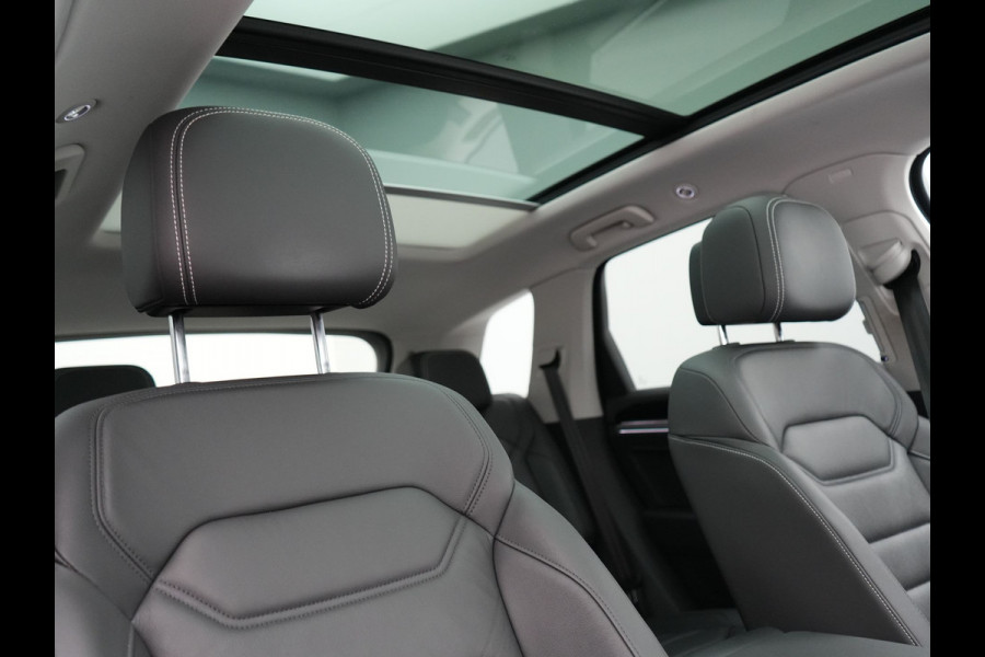 Volkswagen Touareg 3.0 TSi eHybrid 4MOTION Elegance Plug In Hybrid 381pk Dealer O.H PHEV | Panodak | Luchtvering | 21" L.M | Camera | Adaptive Cruise | Lederen Sportstoelen Verwarmd | Stuurverwarming | Navigatie | Virtual | DAB |
