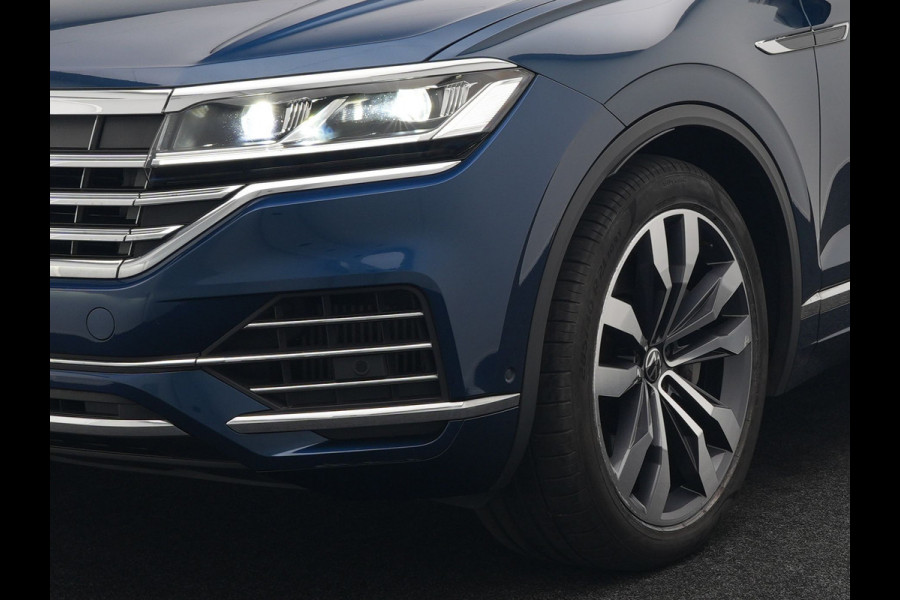 Volkswagen Touareg 3.0 TSi eHybrid 4MOTION Elegance Plug In Hybrid 381pk Dealer O.H PHEV | Panodak | Luchtvering | 21" L.M | Camera | Adaptive Cruise | Lederen Sportstoelen Verwarmd | Stuurverwarming | Navigatie | Virtual | DAB |