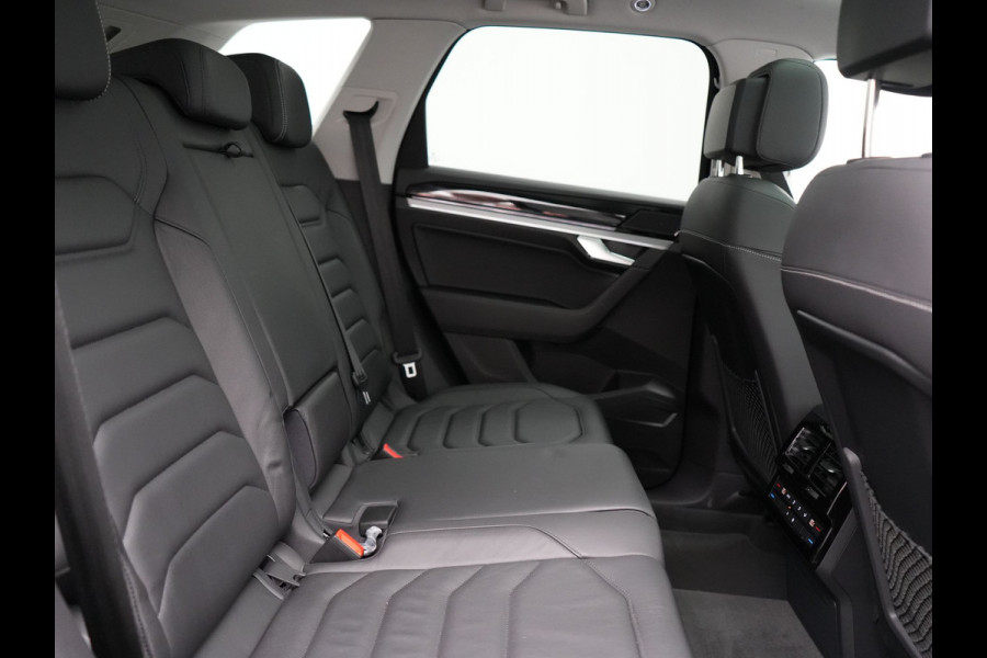 Volkswagen Touareg 3.0 TSi eHybrid 4MOTION Elegance Plug In Hybrid 381pk Dealer O.H PHEV | Panodak | Luchtvering | 21" L.M | Camera | Adaptive Cruise | Lederen Sportstoelen Verwarmd | Stuurverwarming | Navigatie | Virtual | DAB |