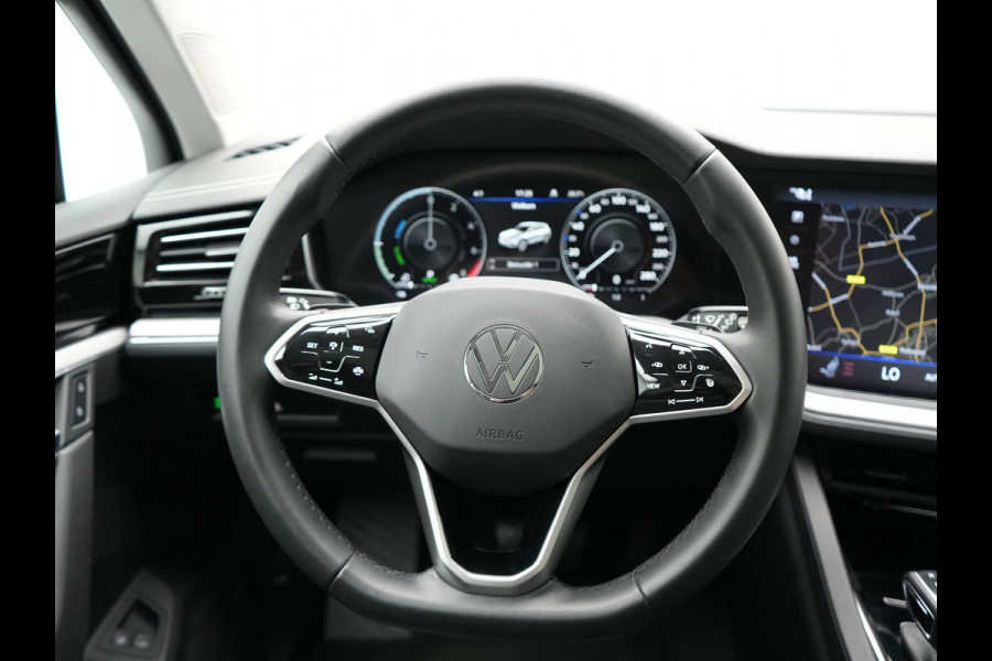 Volkswagen Touareg 3.0 TSi eHybrid 4MOTION Elegance Plug In Hybrid 381pk Dealer O.H PHEV | Panodak | Luchtvering | 21" L.M | Camera | Adaptive Cruise | Lederen Sportstoelen Verwarmd | Stuurverwarming | Navigatie | Virtual | DAB |