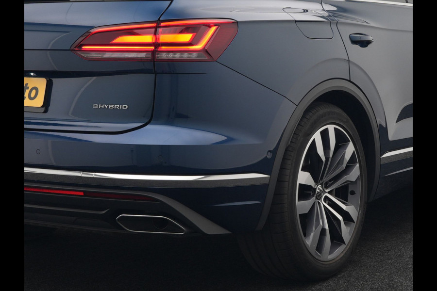 Volkswagen Touareg 3.0 TSi eHybrid 4MOTION Elegance Plug In Hybrid 381pk Dealer O.H PHEV | Panodak | Luchtvering | 21" L.M | Camera | Adaptive Cruise | Lederen Sportstoelen Verwarmd | Stuurverwarming | Navigatie | Virtual | DAB |