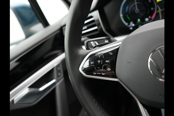 Volkswagen Touareg 3.0 TSi eHybrid 4MOTION Elegance Plug In Hybrid 381pk Dealer O.H PHEV | Panodak | Luchtvering | 21" L.M | Camera | Adaptive Cruise | Lederen Sportstoelen Verwarmd | Stuurverwarming | Navigatie | Virtual | DAB |