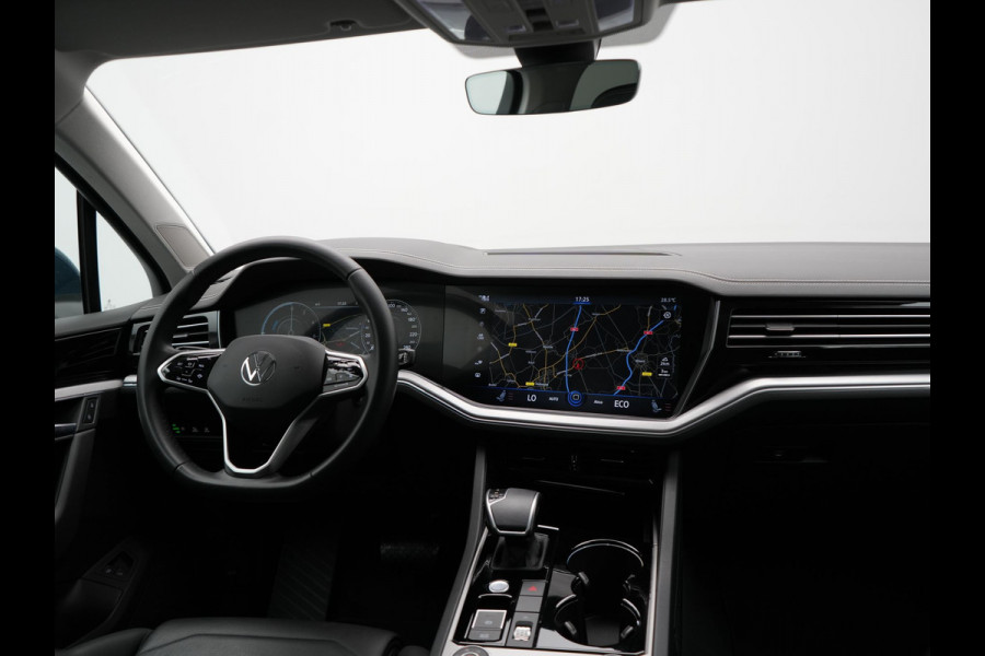 Volkswagen Touareg 3.0 TSi eHybrid 4MOTION Elegance Plug In Hybrid 381pk Dealer O.H PHEV | Panodak | Luchtvering | 21" L.M | Camera | Adaptive Cruise | Lederen Sportstoelen Verwarmd | Stuurverwarming | Navigatie | Virtual | DAB |