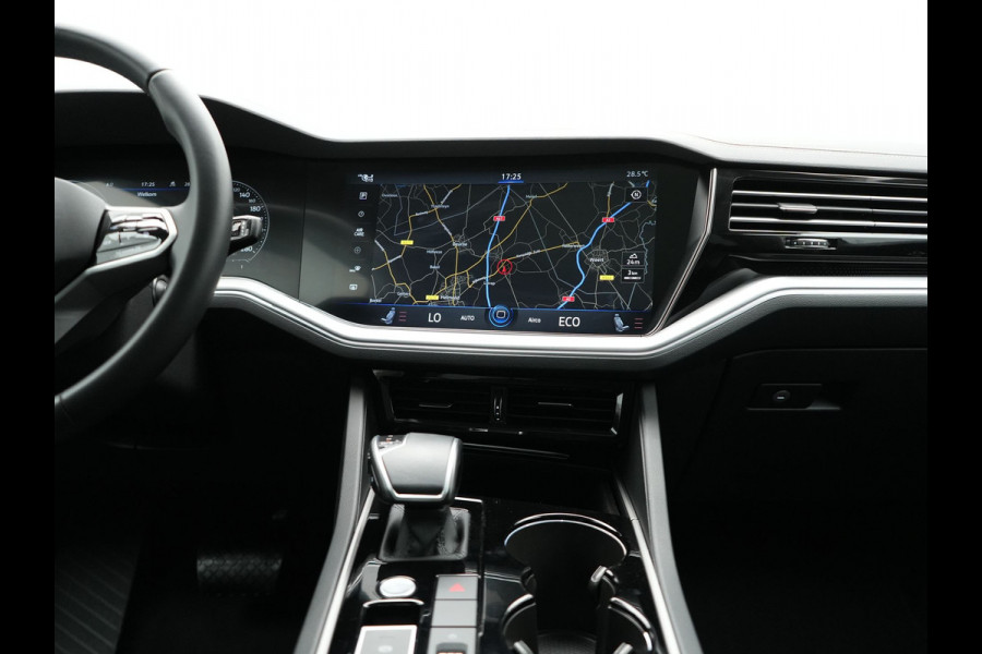 Volkswagen Touareg 3.0 TSi eHybrid 4MOTION Elegance Plug In Hybrid 381pk Dealer O.H PHEV | Panodak | Luchtvering | 21" L.M | Camera | Adaptive Cruise | Lederen Sportstoelen Verwarmd | Stuurverwarming | Navigatie | Virtual | DAB |
