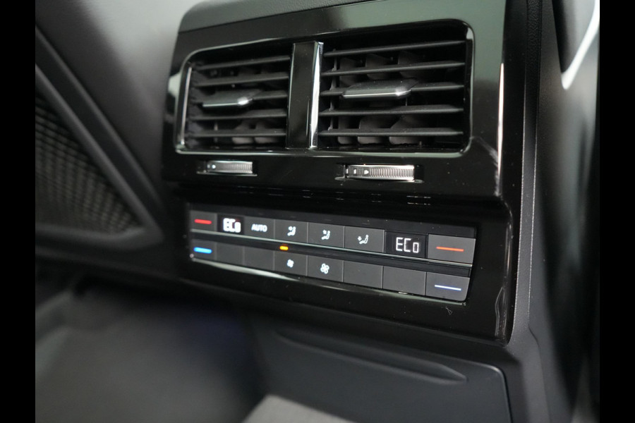 Volkswagen Touareg 3.0 TSi eHybrid 4MOTION Elegance Plug In Hybrid 381pk Dealer O.H PHEV | Panodak | Luchtvering | 21" L.M | Camera | Adaptive Cruise | Lederen Sportstoelen Verwarmd | Stuurverwarming | Navigatie | Virtual | DAB |