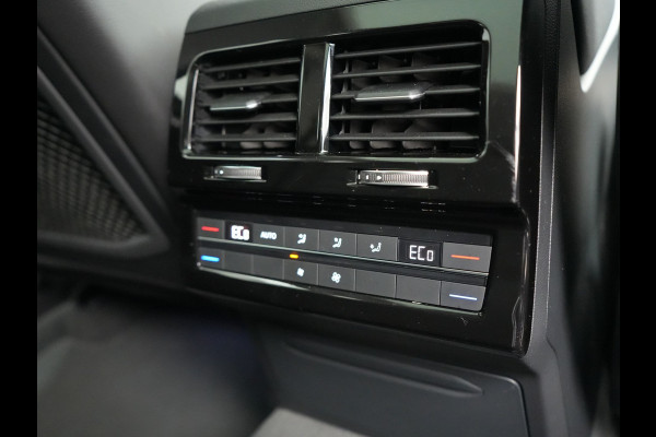 Volkswagen Touareg 3.0 TSi eHybrid 4MOTION Elegance Plug In Hybrid 381pk Dealer O.H PHEV | Panodak | Luchtvering | 21" L.M | Camera | Adaptive Cruise | Lederen Sportstoelen Verwarmd | Stuurverwarming | Navigatie | Virtual | DAB |