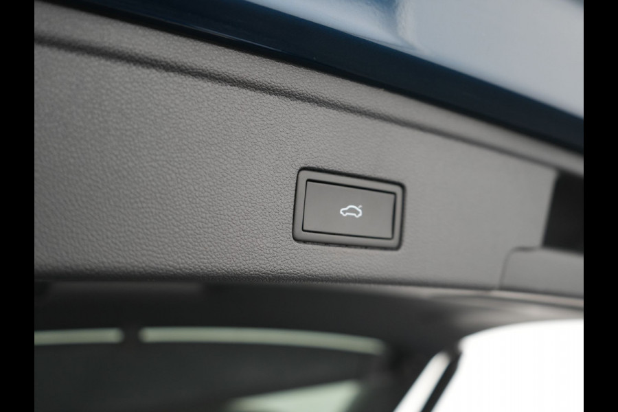 Volkswagen Touareg 3.0 TSi eHybrid 4MOTION Elegance Plug In Hybrid 381pk Dealer O.H PHEV | Panodak | Luchtvering | 21" L.M | Camera | Adaptive Cruise | Lederen Sportstoelen Verwarmd | Stuurverwarming | Navigatie | Virtual | DAB |