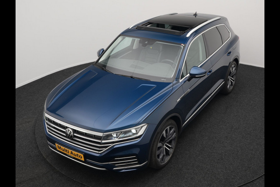 Volkswagen Touareg 3.0 TSi eHybrid 4MOTION Elegance Plug In Hybrid 381pk Dealer O.H PHEV | Panodak | Luchtvering | 21" L.M | Camera | Adaptive Cruise | Lederen Sportstoelen Verwarmd | Stuurverwarming | Navigatie | Virtual | DAB |