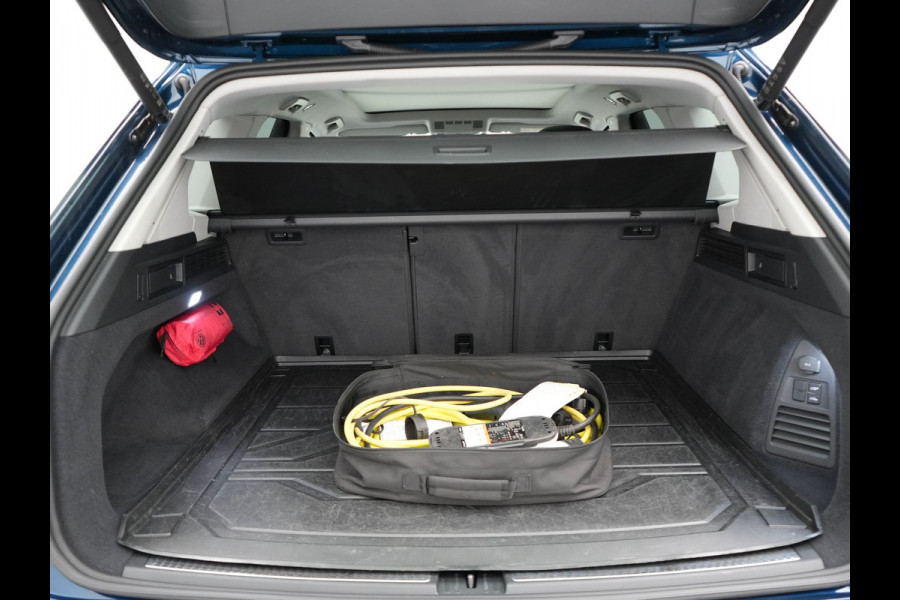 Volkswagen Touareg 3.0 TSi eHybrid 4MOTION Elegance Plug In Hybrid 381pk Dealer O.H PHEV | Panodak | Luchtvering | 21" L.M | Camera | Adaptive Cruise | Lederen Sportstoelen Verwarmd | Stuurverwarming | Navigatie | Virtual | DAB |
