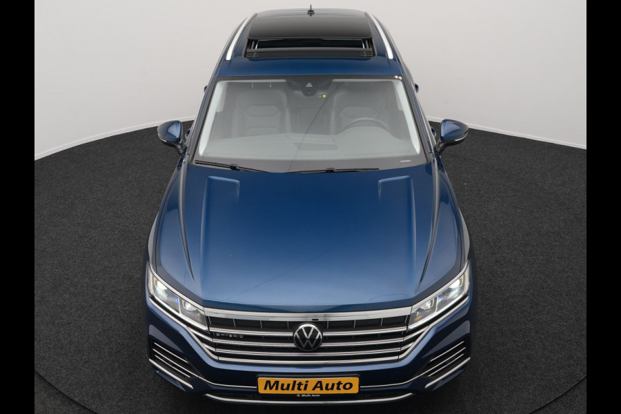 Volkswagen Touareg 3.0 TSi eHybrid 4MOTION Elegance Plug In Hybrid 381pk Dealer O.H PHEV | Panodak | Luchtvering | 21" L.M | Camera | Adaptive Cruise | Lederen Sportstoelen Verwarmd | Stuurverwarming | Navigatie | Virtual | DAB |