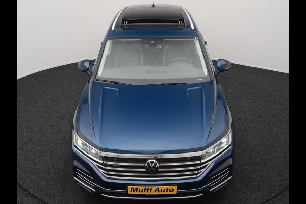 Volkswagen Touareg 3.0 TSi eHybrid 4MOTION Elegance Plug In Hybrid 381pk Dealer O.H PHEV | Panodak | Luchtvering | 21" L.M | Camera | Adaptive Cruise | Lederen Sportstoelen Verwarmd | Stuurverwarming | Navigatie | Virtual | DAB |