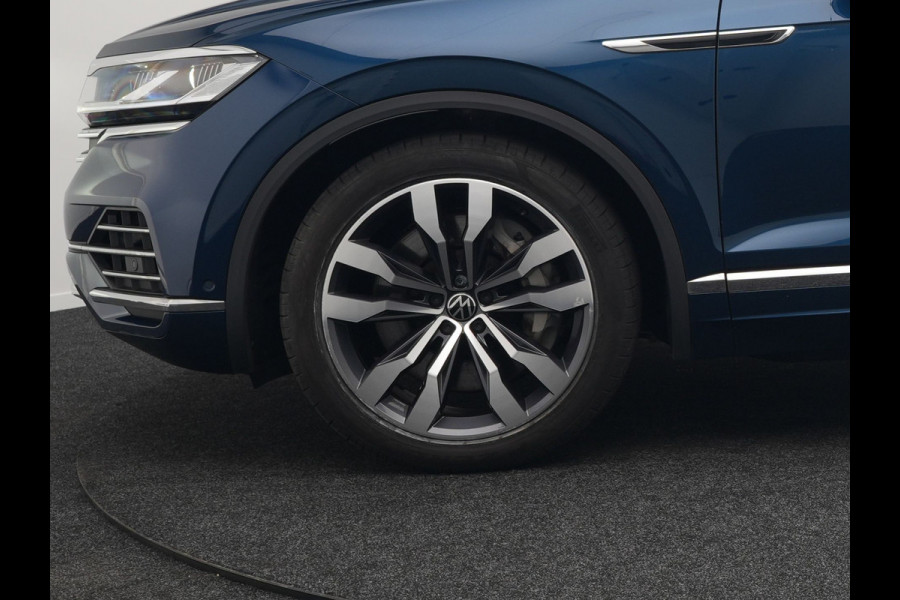 Volkswagen Touareg 3.0 TSi eHybrid 4MOTION Elegance Plug In Hybrid 381pk Dealer O.H PHEV | Panodak | Luchtvering | 21" L.M | Camera | Adaptive Cruise | Lederen Sportstoelen Verwarmd | Stuurverwarming | Navigatie | Virtual | DAB |
