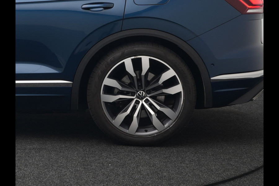 Volkswagen Touareg 3.0 TSi eHybrid 4MOTION Elegance Plug In Hybrid 381pk Dealer O.H PHEV | Panodak | Luchtvering | 21" L.M | Camera | Adaptive Cruise | Lederen Sportstoelen Verwarmd | Stuurverwarming | Navigatie | Virtual | DAB |