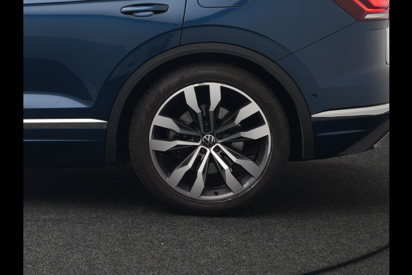 Volkswagen Touareg 3.0 TSi eHybrid 4MOTION Elegance Plug In Hybrid 381pk Dealer O.H PHEV | Panodak | Luchtvering | 21" L.M | Camera | Adaptive Cruise | Lederen Sportstoelen Verwarmd | Stuurverwarming | Navigatie | Virtual | DAB |