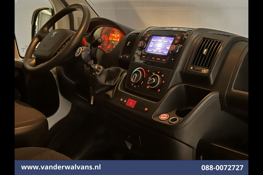 Peugeot Boxer 2.2 BlueHDi 120pk L1H1 Euro6 Airco | Camera | Navigatie | Trekhaak | Cruisecontrol Parkeersensoren, Bijrijdersbank