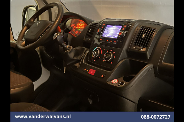 Peugeot Boxer 2.2 BlueHDi 120pk L1H1 Euro6 Airco | Camera | Navigatie | Trekhaak | Cruisecontrol Parkeersensoren, Bijrijdersbank